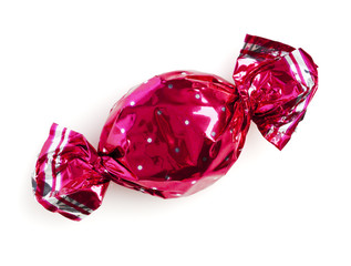 Bonbon in pinkfarbenem Wickler isoliert