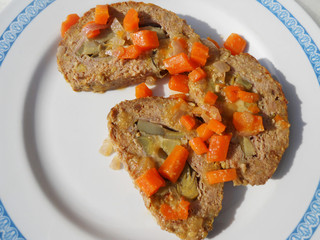 Rotolo di carne con ripieno di carciofi e carote