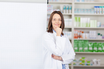 apothekerin steht am flipchart