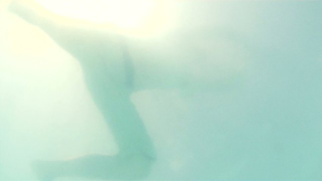 Mann taucht, unterwasser