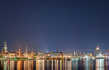 Fototapeta na wymiar Hamburg skyline w nocy 2