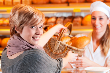 Verkäuferin mit Kundin in einer Bäckerei