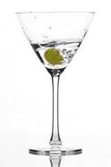 cocktailglas mit grüner olive