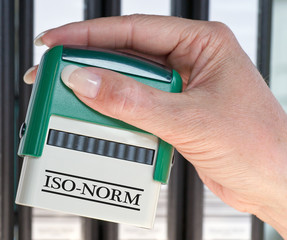 ISO Norm - Stempel mit Hand im Büro