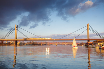 Fototapeta na wymiar Pociąg mostu na rzece Sava