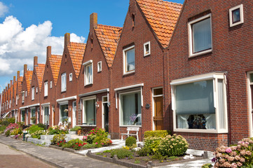 Fototapeta na wymiar Typowe holenderskie domy jednorodzinne. Nowoczesna architektura w Holandii