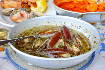 Razor clams cooked in white sauce
