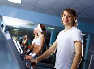 Fototapeta na wymiar Young man doing sport in gym