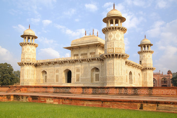 Fototapeta na wymiar Tomb Itmad-ud-Daula jest mauzoleum Mughal. Agra, Indie