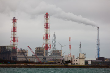 Obraz premium heavy of industry on rainy day