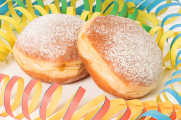 Zwei Faschingskrapfen