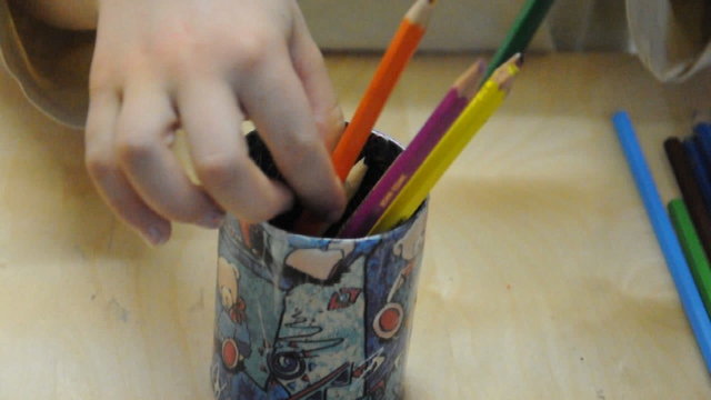 Kind mit Buntstifte