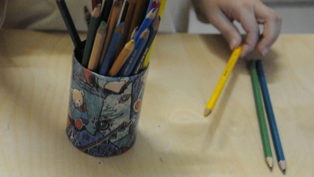 Kind mit Buntstifte