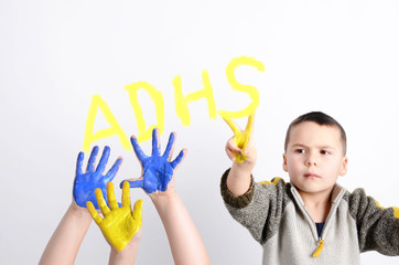 Junge schreibt ADHS