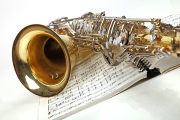 Naklejka premium Saxophon mit Notenbuch