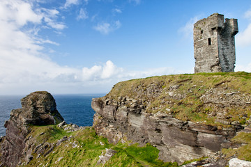 Fototapeta na wymiar Tower on Cliffs of Moher in ireland.