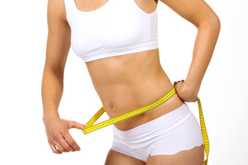 Frau misst ihren flachen Bauch 2