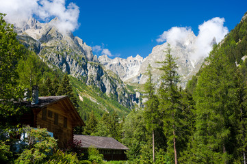 Fototapeta na wymiar Górska wioska w Alpach