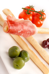 Antipasto con grissino prosciutto olive e pomodori