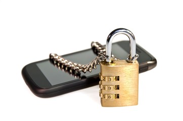 Smartphone mit Zahlenschloss und Kette als Symbol für Sicherheit bei mobilen Geräten