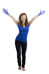 Stehende junge Frau mit erhobenen, blau behandschuhten Händen