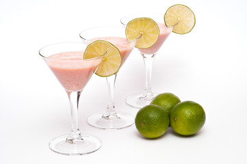 Drei Gläser mit Buttermilch Frucht-Cocktail