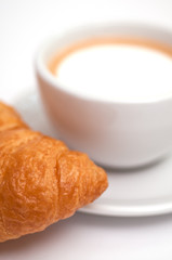 Frühstück mit Croissant und Cappuccino