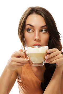 schöne frau schaut zu seite und trinkt cappuccino kaffee