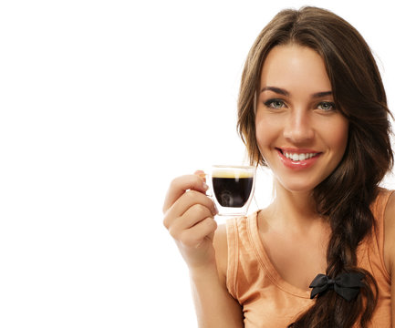 glückliche frau hält espresso kaffee