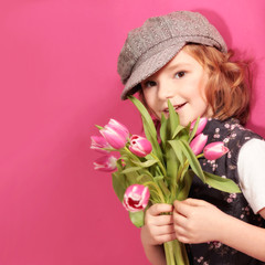 Kleine Dame mit einem Strauss Tulpen