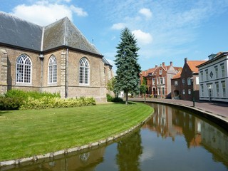 Fototapeta na wymiar Dirksland wieś z kościołem w Holandii