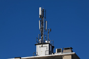 Fototapeta na wymiar Anteny telefonii komórkowej na dachu