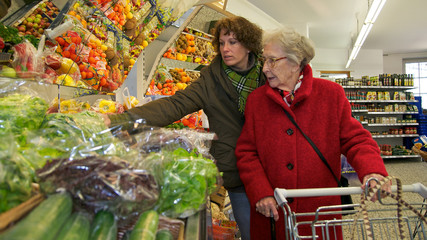 Ältere Dame beim einkaufen mit Betreuerin - 39291109