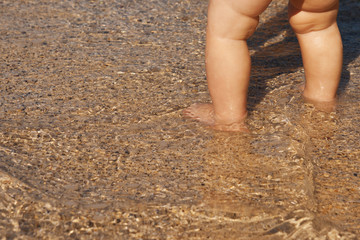 baby's feet in the sea
