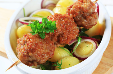 Meatball skewer and potatoes