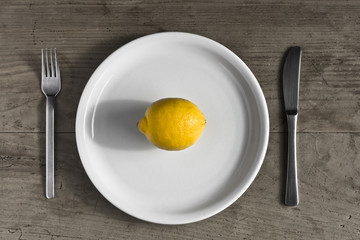 Zitrone auf Teller