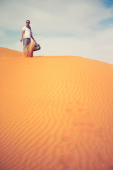 Fototapeta na wymiar Man na pustyni