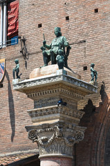 Fototapeta na wymiar Brązowe statuetki. City Hall. Ferrara. Emilia-Romania. Włochy.
