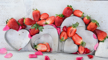 Romantische Tischdekoration mit Herzen und Erdbeeren