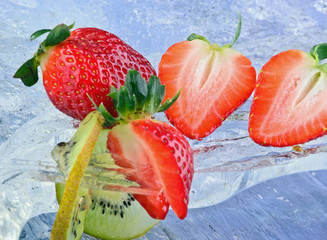 Very refreshing: kiwis and strawberries on ice