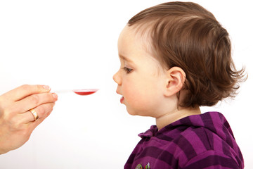 Kleinkind schluckt Medizin