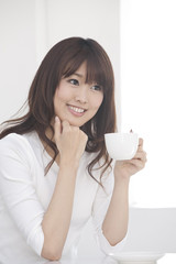 コーヒーを飲む女性