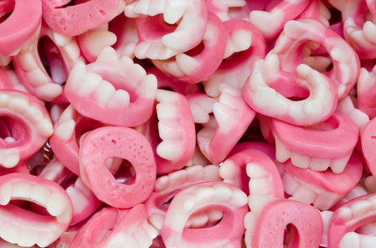 caramelle a forma di dentiera con gengive e denti