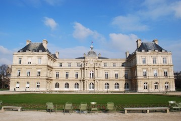 Fototapeta na wymiar Pałac Luksemburg w pięknym ogrodzie, Paryż, Francja