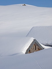 Eingeschneite Alpgebäude