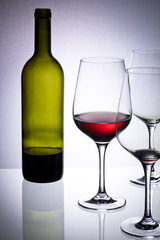 Fototapeta na wymiar Czerwone wino i butelki