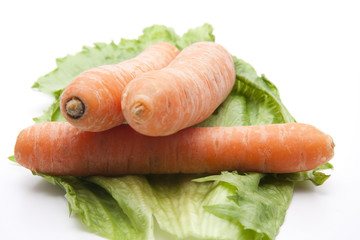 Karotten auf Salatblatt
