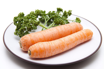 Karotten mit Petersilie auf Teller