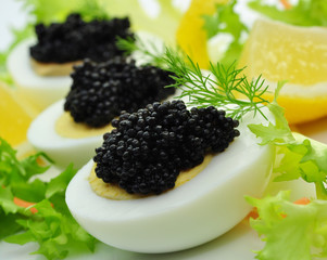 Gekochte Eier mit schwarzem Kaviar