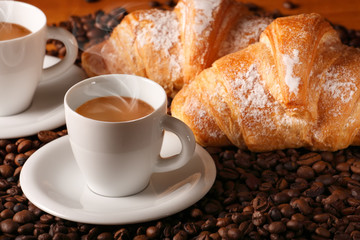 caffè caldo con croissants freschi - 39318562